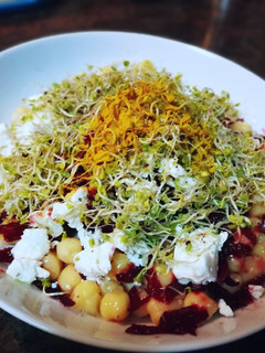 Una foto de Ensalada de garbanzos, remolacha y brotes de brócoli 🥦