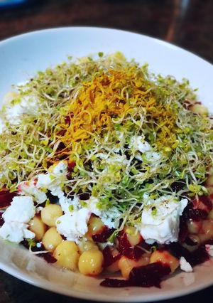 Una foto de Ensalada de garbanzos, remolacha y brotes de brócoli 🥦
