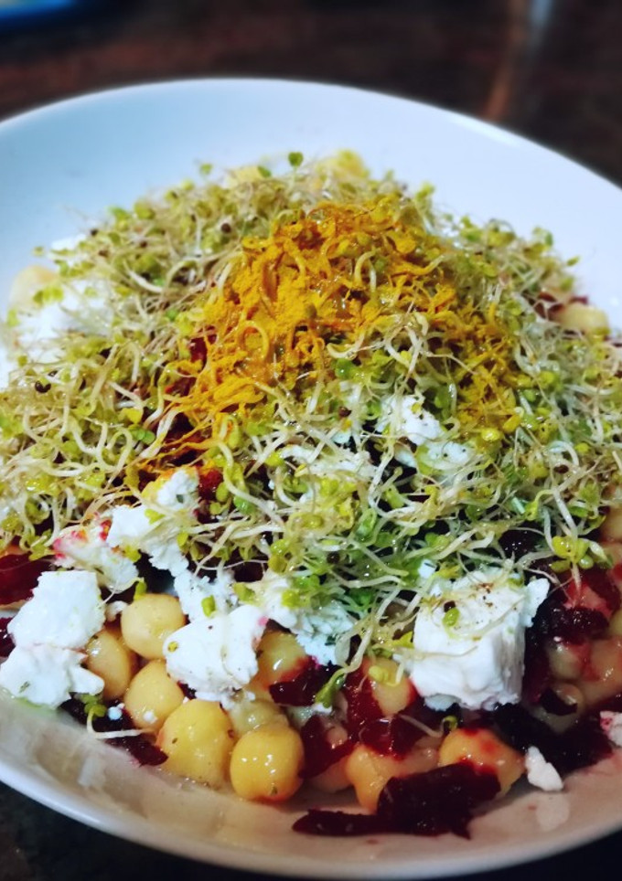 Una foto de Ensalada de garbanzos, remolacha y brotes de brócoli 🥦