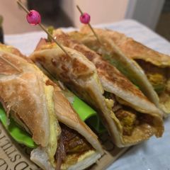 A picture of Lemon garlic chicken roll paratha.