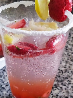 સ્ટ્રોબેરી મોઇતો(Strawberry Mojito Recipe in Gujarati) રેસીપી મુખ્ય ફોટો
