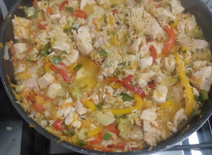 Una foto de Wok de arroz integral con pollo y verduras