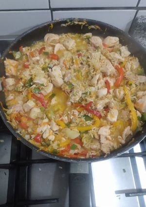 Una foto de Wok de arroz integral con pollo y verduras