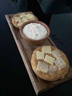 Una foto de Tortilla de fideos rápida con salsa blanca al verdeo