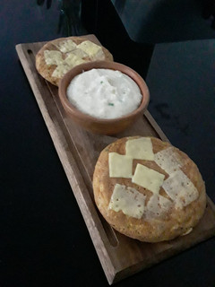 Una foto de Tortilla de fideos rápida con salsa blanca al verdeo