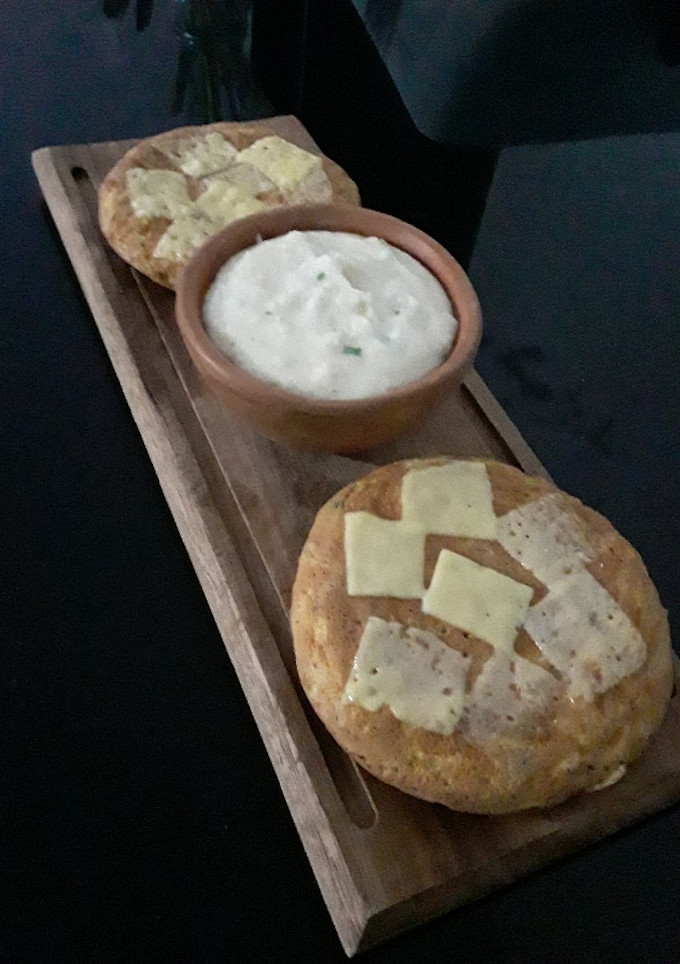 Una foto de Tortilla de fideos rápida con salsa blanca al verdeo