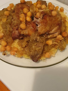 Una foto de Cuscús con pollo y garbanzos salteados