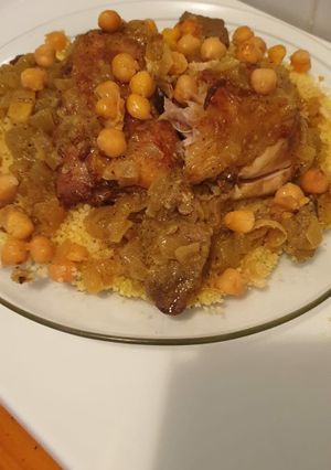 Una foto de Cuscús con pollo y garbanzos salteados