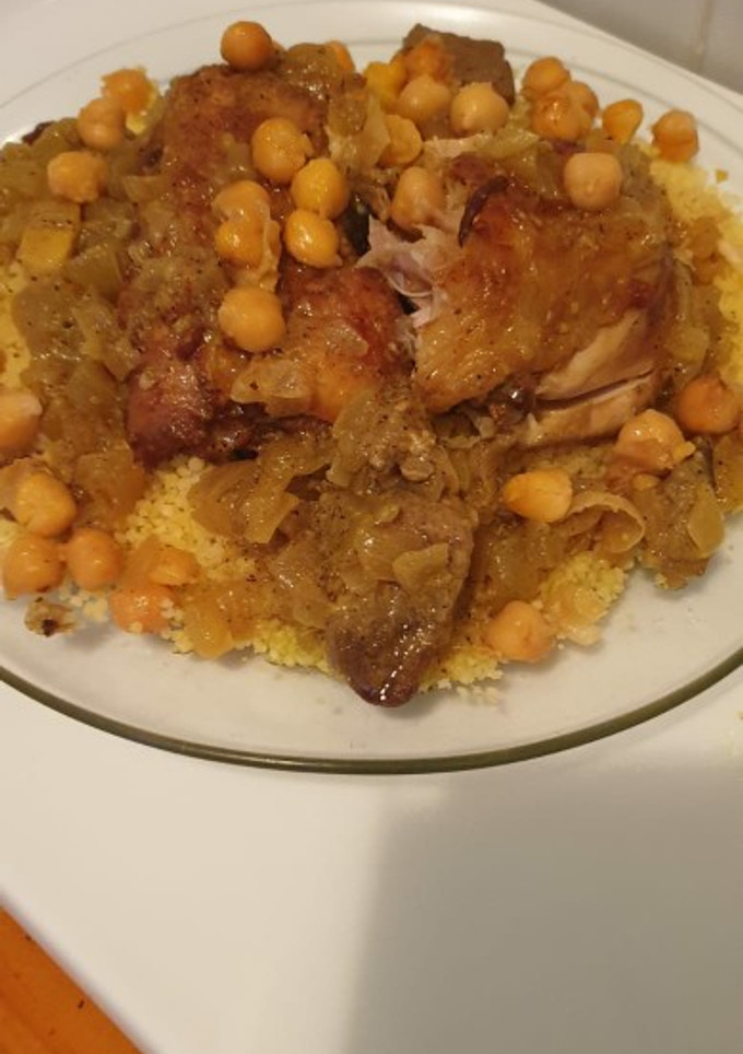 Una foto de Cuscús con pollo y garbanzos salteados