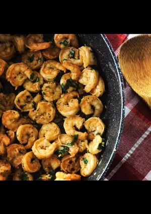 صورة لوصفة جمبري بالثوم والكزبرة 🍤💛