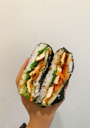 Hình của món Onigirazu (Sushi Sandwich) (Vegan).