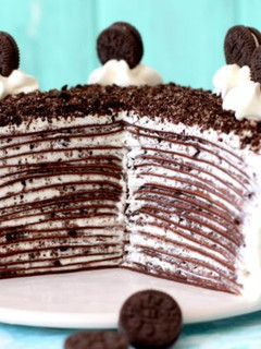 Una foto de Tarta de crêpes de chocolate y Oreo