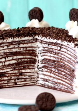 Una foto de Tarta de crêpes de chocolate y Oreo