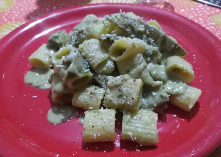 Mezze maniche con crema di carciofi, guanciale e patate