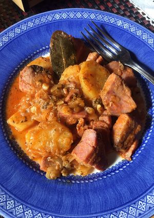 Una foto de Atún encebollado con patatas