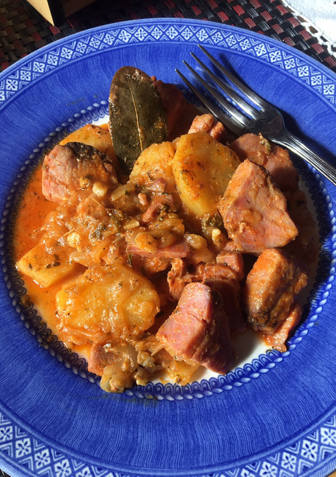 Una foto de Atún encebollado con patatas