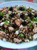 Salada de feijão frade com salmão e queijo fresco