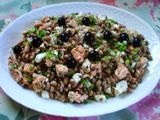 Salada de feijão frade com salmão e queijo fresco