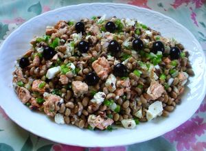 Foto de Salada de feijão frade com salmão e queijo fresco