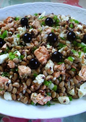 Foto de Salada de feijão frade com salmão e queijo fresco