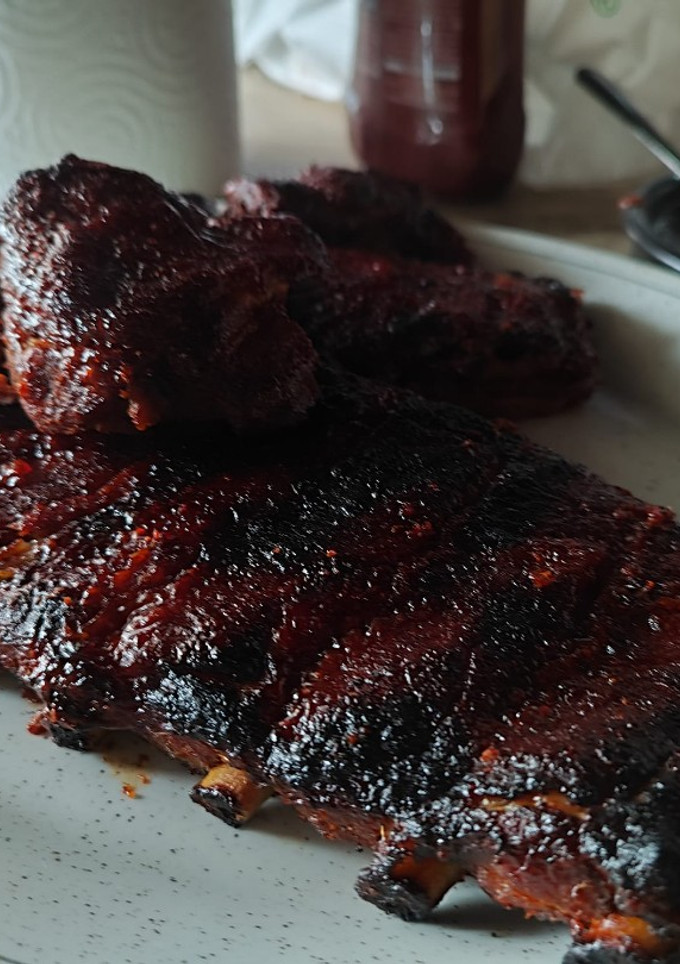 Una foto de Costillas de cerdo al horno con salsa barbacoa