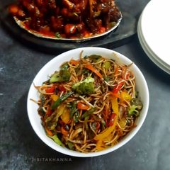 A picture of Veg Fried Noodles / Chow Mein.