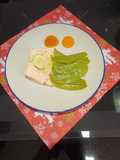 Salmón con tirabeques al vapor y dos salsas