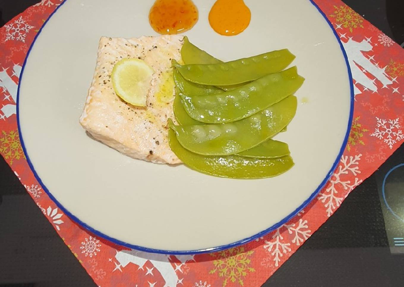 Salmón con tirabeques al vapor y dos salsas