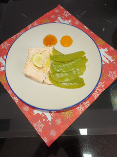 Una foto de Salmón con tirabeques al vapor y dos salsas