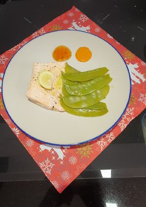 Una foto de Salmón con tirabeques al vapor y dos salsas