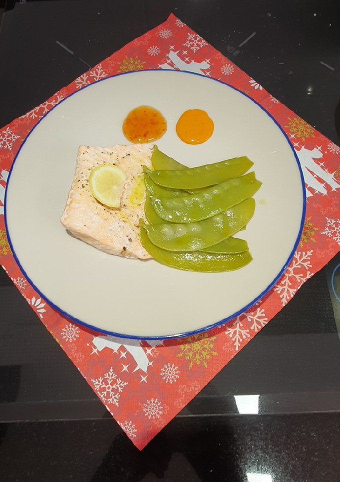 Una foto de Salmón con tirabeques al vapor y dos salsas