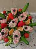 Aguacates rellenos de fruta y ensalada tropical