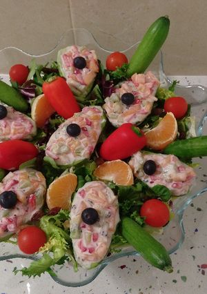 Una foto de Aguacates rellenos de fruta y ensalada tropical