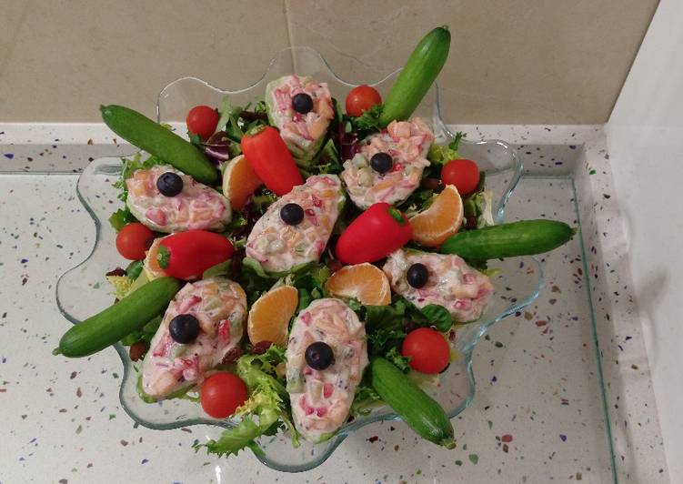 Aguacates rellenos de fruta y ensalada tropical