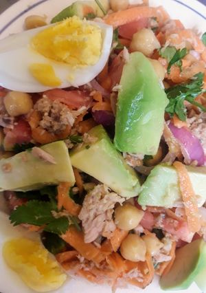 Una foto de Ensalada de Garbanzos con Atún