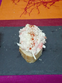 Una foto de Tostas de ensaladilla de cangrejo