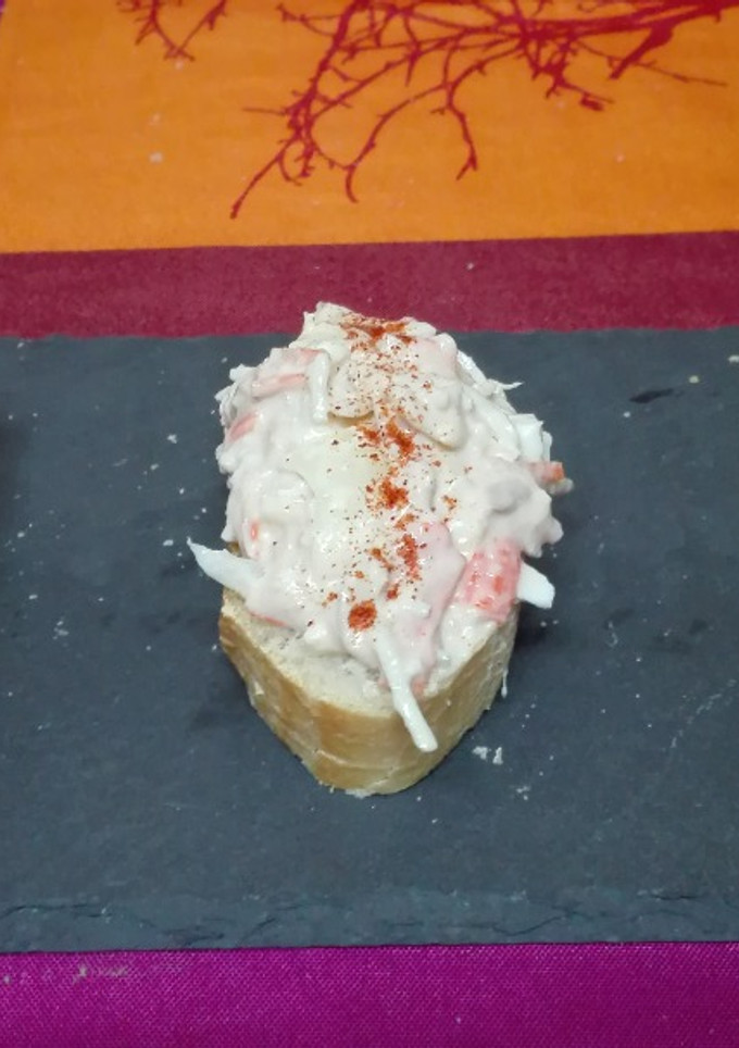 Una foto de Tostas de ensaladilla de cangrejo