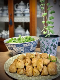 Una foto de Bolinhos de bacalhau —buñuelos de bacalao—