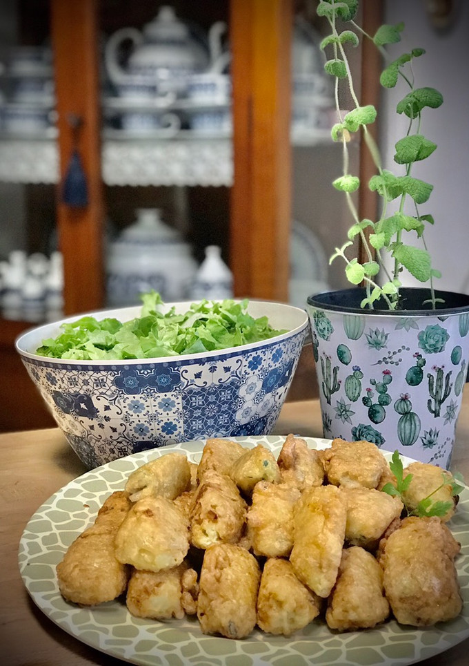 Una foto de Bolinhos de bacalhau —buñuelos de bacalao—