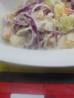 Una foto de Ensalada tártara de naranja, cebolla y pepino