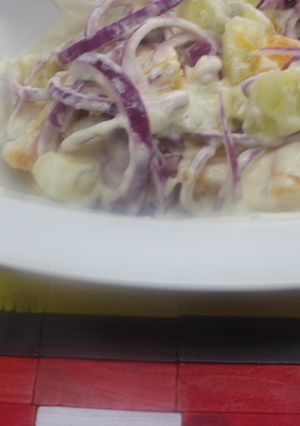 Una foto de Ensalada tártara de naranja, cebolla y pepino