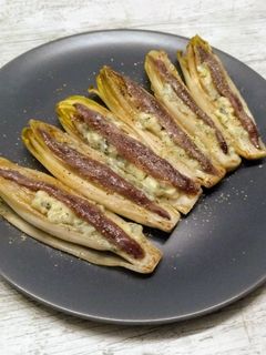 Una foto de Endibias con anchoas y queso azul