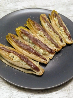 Una foto de Endibias con anchoas y queso azul