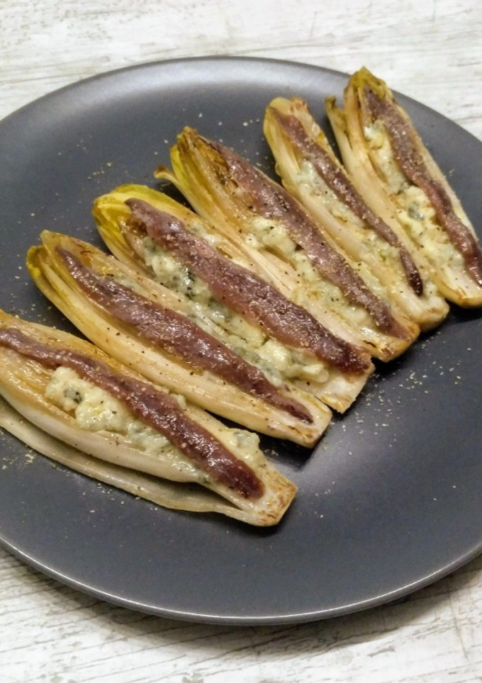 Una foto de Endibias con anchoas y queso azul