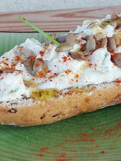 Una foto de Baguette de pan integral con crema Fraiche