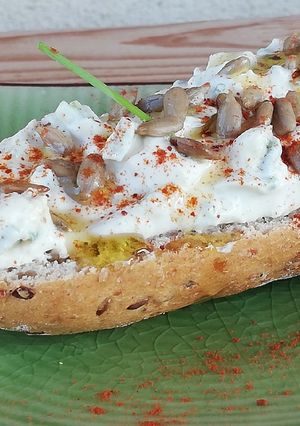 Una foto de Baguette de pan integral con crema Fraiche