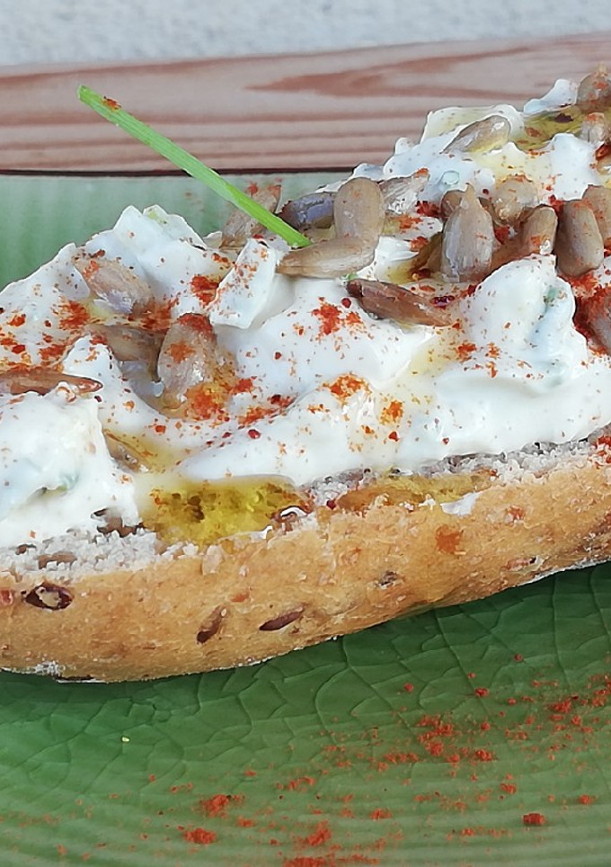 Una foto de Baguette de pan integral con crema Fraiche