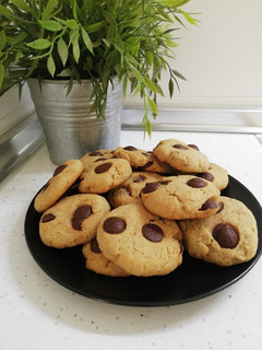 Una foto de Galletas nutritivas de plátano y chips de chocolate con miel