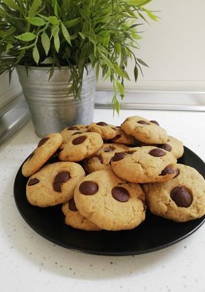 Una foto de Galletas nutritivas de plátano y chips de chocolate con miel