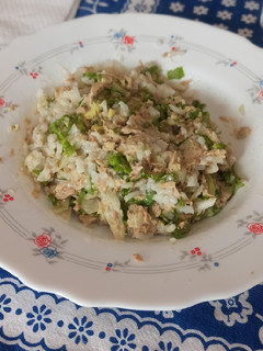 Una foto de 🍚🥑Ensalada de arroz con atún, aguacate, cebolla y lechuga.🥬
